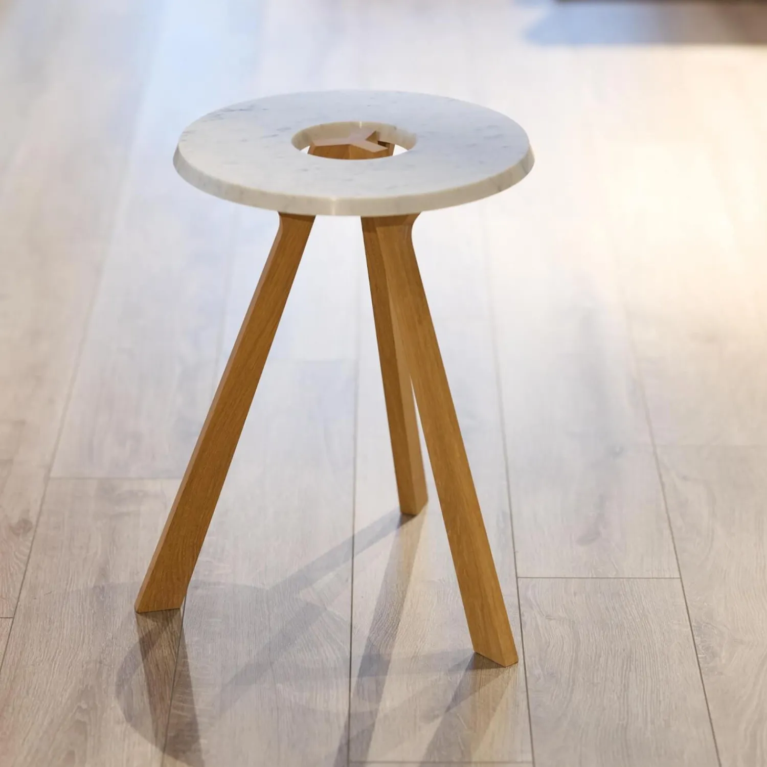 Team 7 Beistelltische|Beistelltisch Treeo Platte Carrara-C-Marmor Gestell Eiche Weißöl