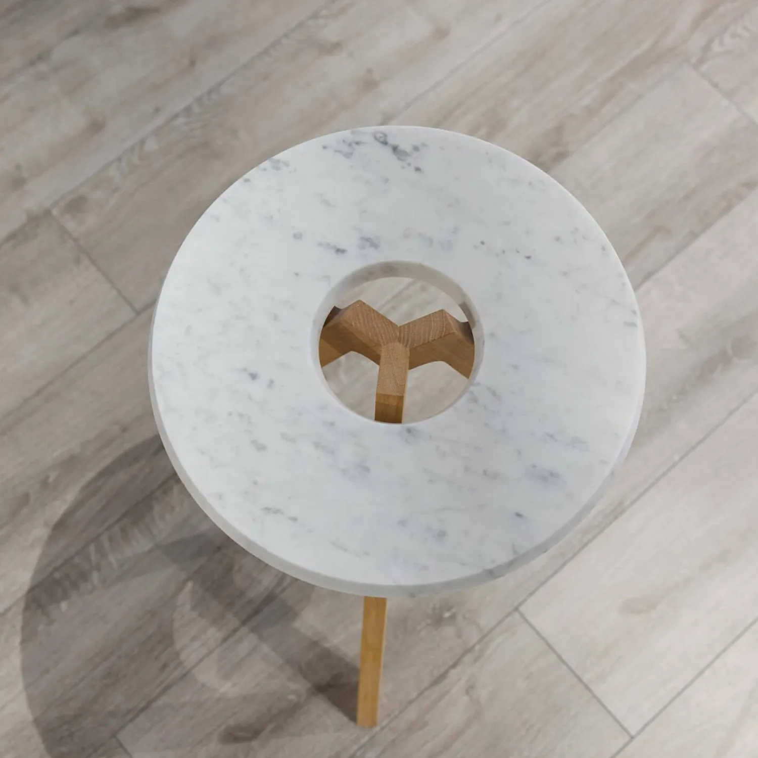 Team 7 Beistelltische|Beistelltisch Treeo Platte Carrara-C-Marmor Gestell Eiche Weißöl