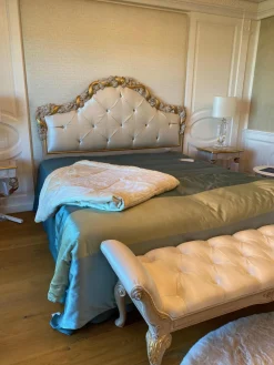 Eigene Herstellung Polsterbetten|Bett 1996 Finish Ceruse Und Gold Stoff Monte Bianco Silber Weiß Gestell Massivholz Mit Fußbank Und 2 Nachtkommoden Ohne Matratze