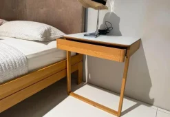 Team 7 Polsterbetten|Bett Float Eiche Naturöl Kopfteil Naturleder L7 Tartufo Braun Inklusive Nachtkästchen Float Eiche Naturöl Deckplatte Glas Weiß