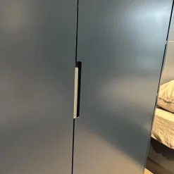 Interlübke Ganze Schlafzimmer|Bett Izzy Lack M82 Atlantic Blau Grau Inklusive Matratzen Mit Schrankwand Collect Plus Innen M82 Atlantic Blau Grau Außen M83 Navy Dunkelblau Ohne Beleuchtung