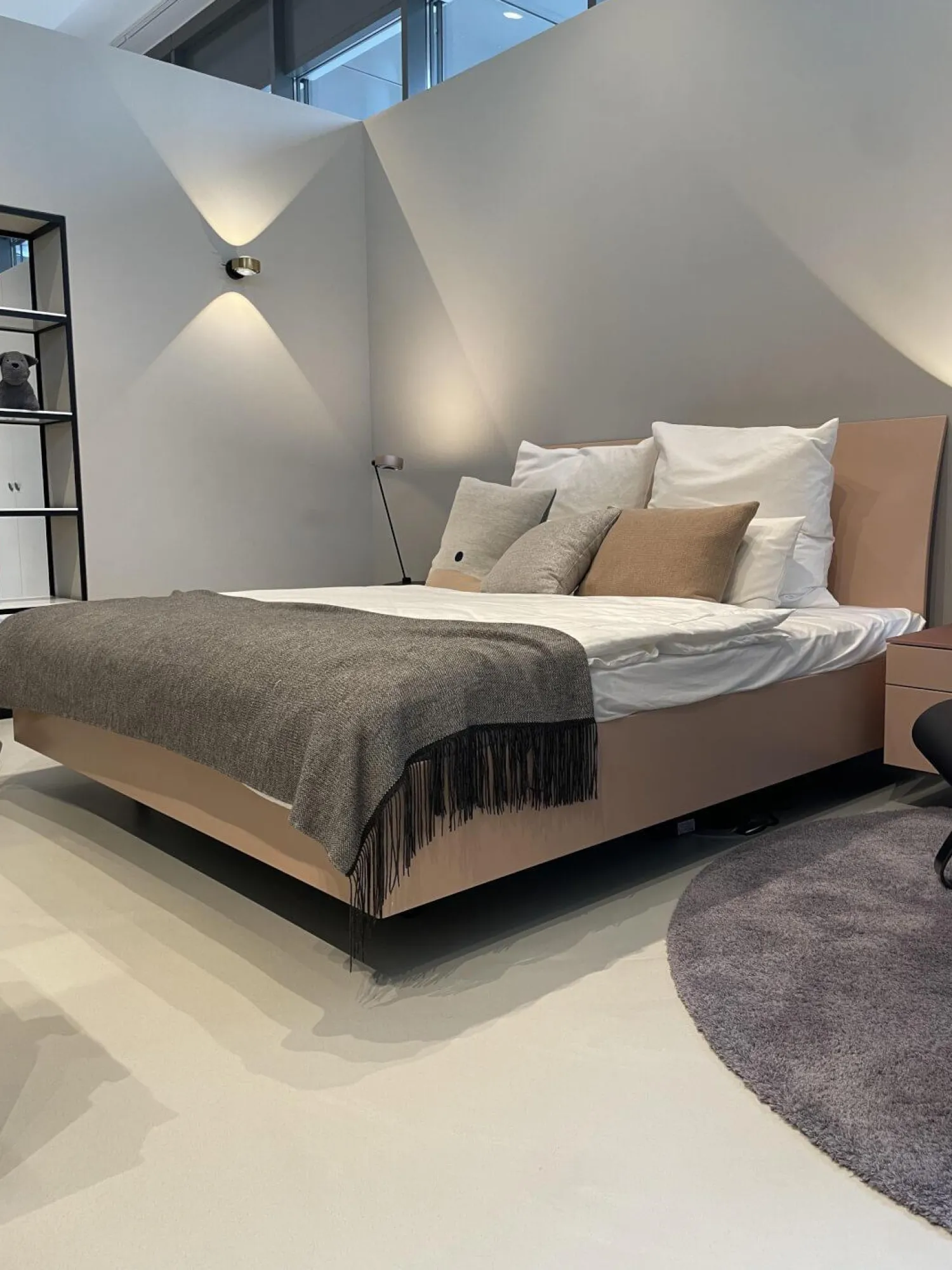 Interlübke Polsterbetten|Bett Izzy Schwebend Lack Matt Rosenquarz mit Liegesystem und Nachtkästchen