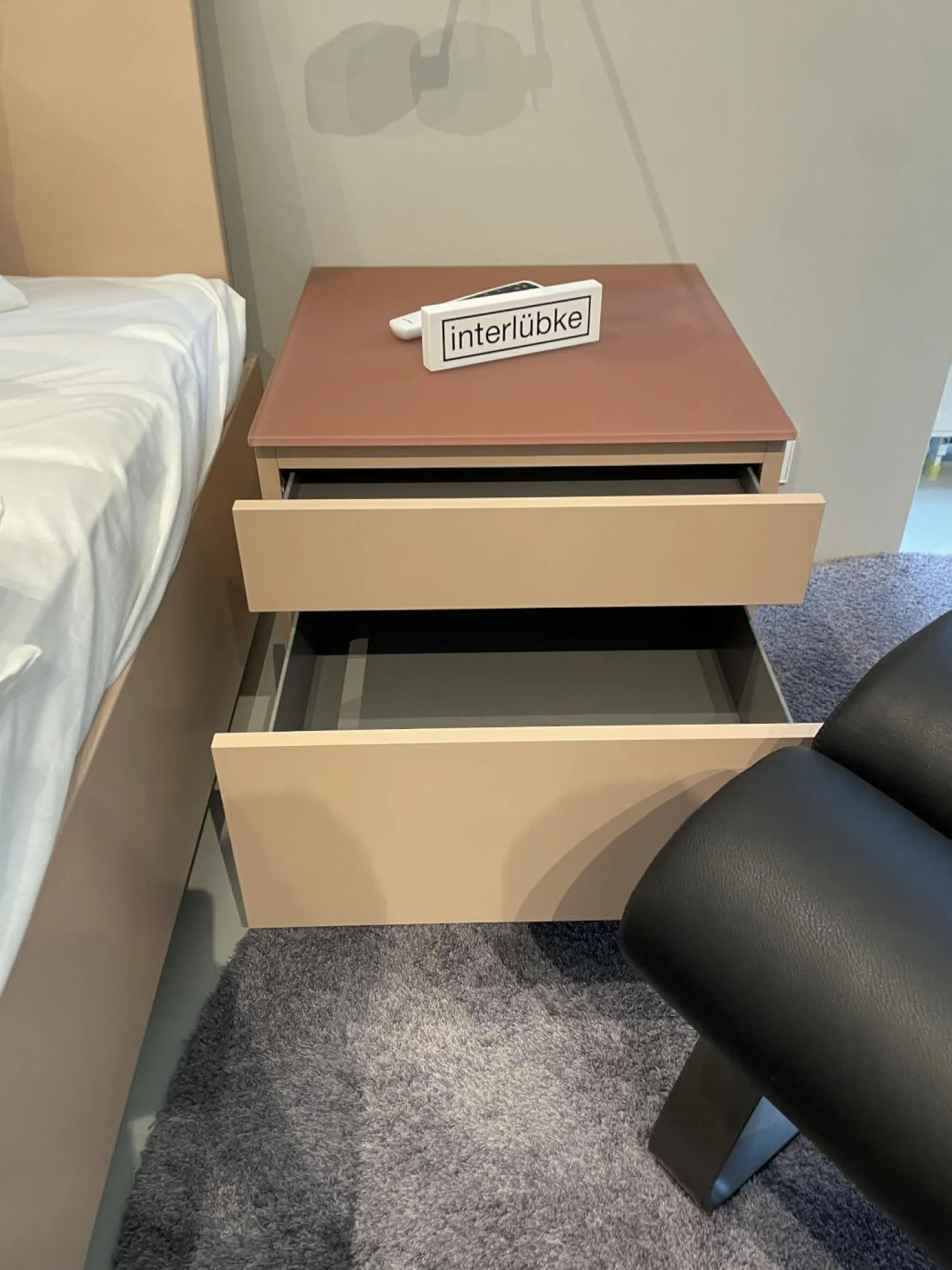 Interlübke Polsterbetten|Bett Izzy Schwebend Lack Matt Rosenquarz mit Liegesystem und Nachtkästchen