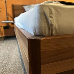 Team 7 Polsterbetten|Bett Light Nussbaum Kopfhaupt ohne Matratzen ohne Lattenrost mit 2 Konsolen (Selbstabholung)