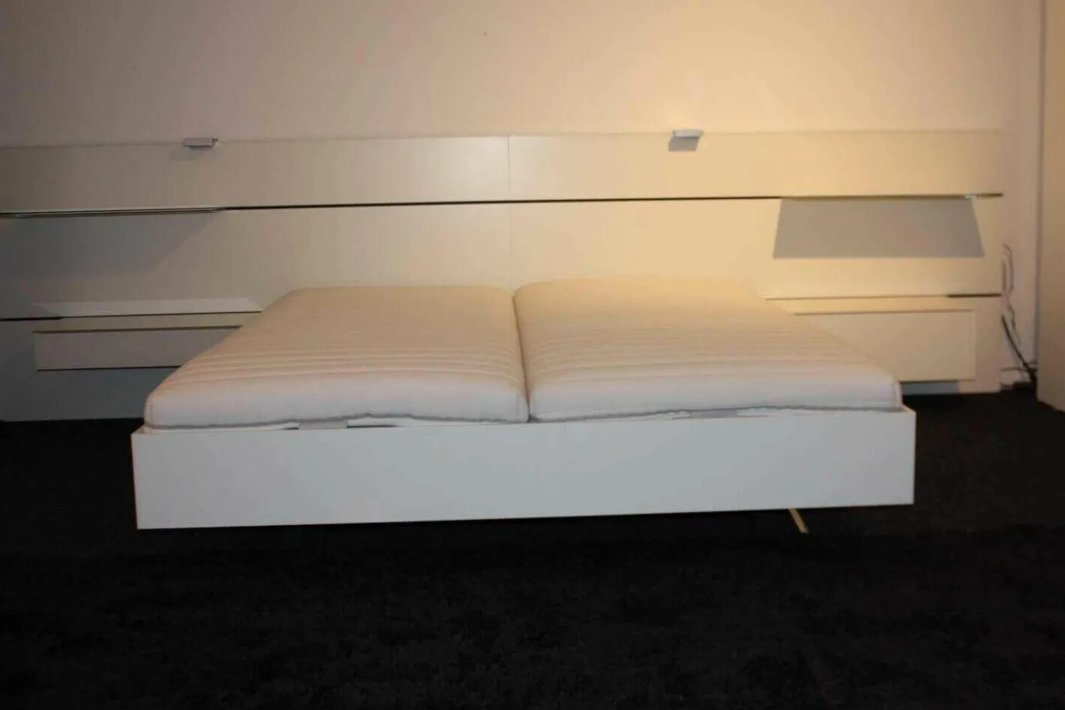 Interlübke Polsterbetten|Bett Nocto Plus Lack Kristallweiß M02 mit Matratzen und Rückwandpaneele