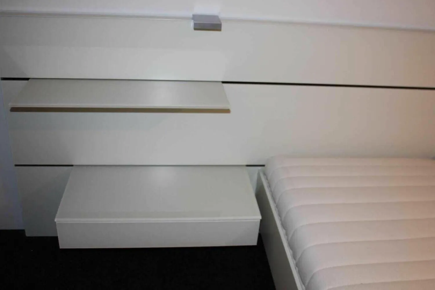 Interlübke Polsterbetten|Bett Nocto Plus Lack Kristallweiß M02 mit Matratzen und Rückwandpaneele