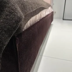 Möller Design Polsterbetten|Bettanlage MD 13 Rose Stoff Charmelle Cord 103 Aubergine Violett Holzfuß Inklusive Beistelltisch Und Metallcontainer