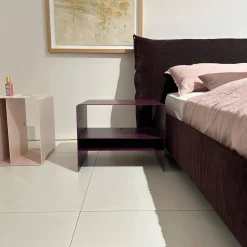 Möller Design Polsterbetten|Bettanlage MD 13 Rose Stoff Charmelle Cord 103 Aubergine Violett Holzfuß Inklusive Beistelltisch Und Metallcontainer