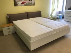 Hülsta Polsterbetten|Bettanlage Modell Now! No. 14 Kunstleder Taupe Lack Weiß mit 2 Nachtkonsolen