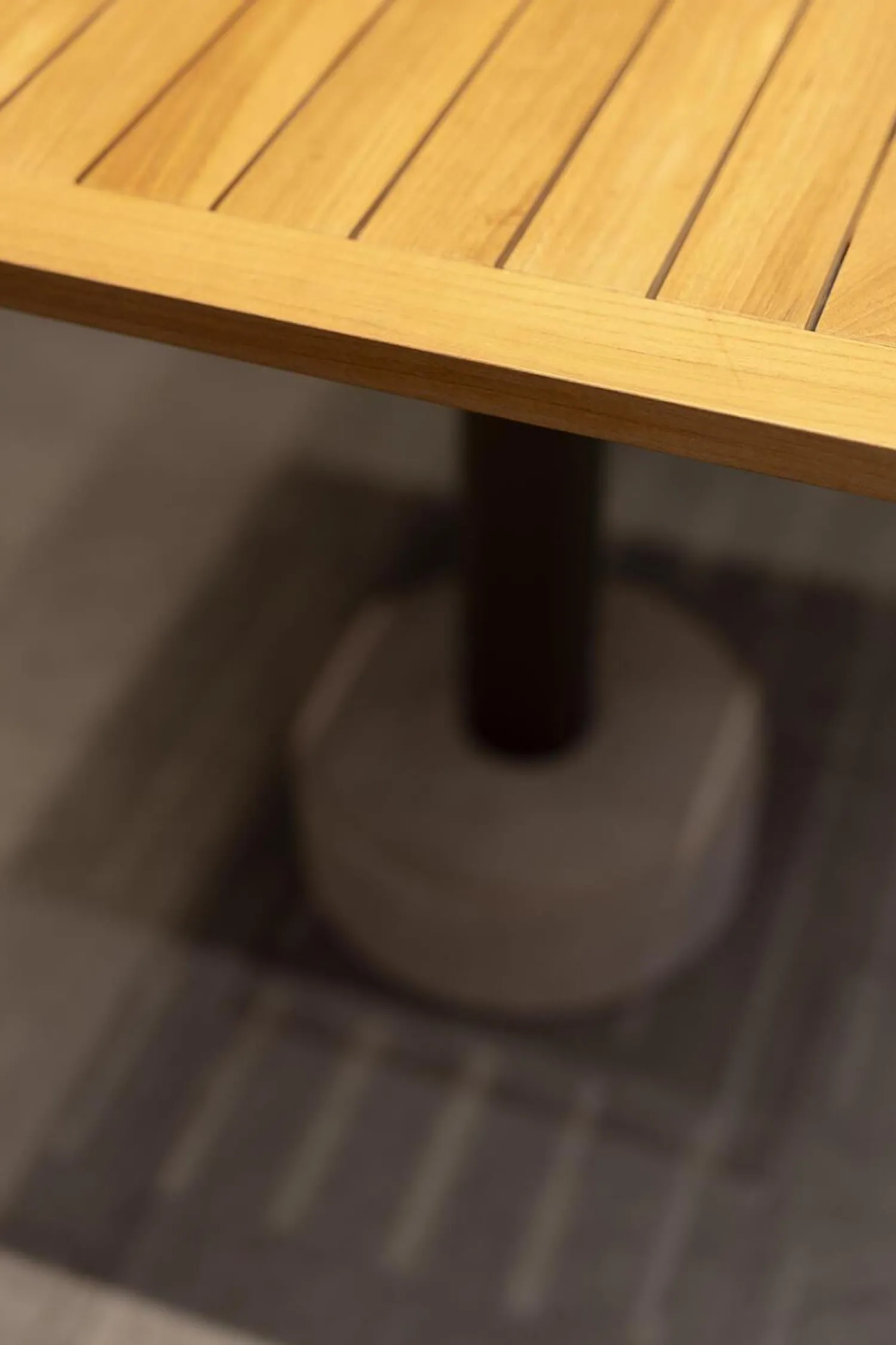 Kettal Esstische|Bistrotisch Roll Platte Teak Gestel 30C Bronze Schwarz