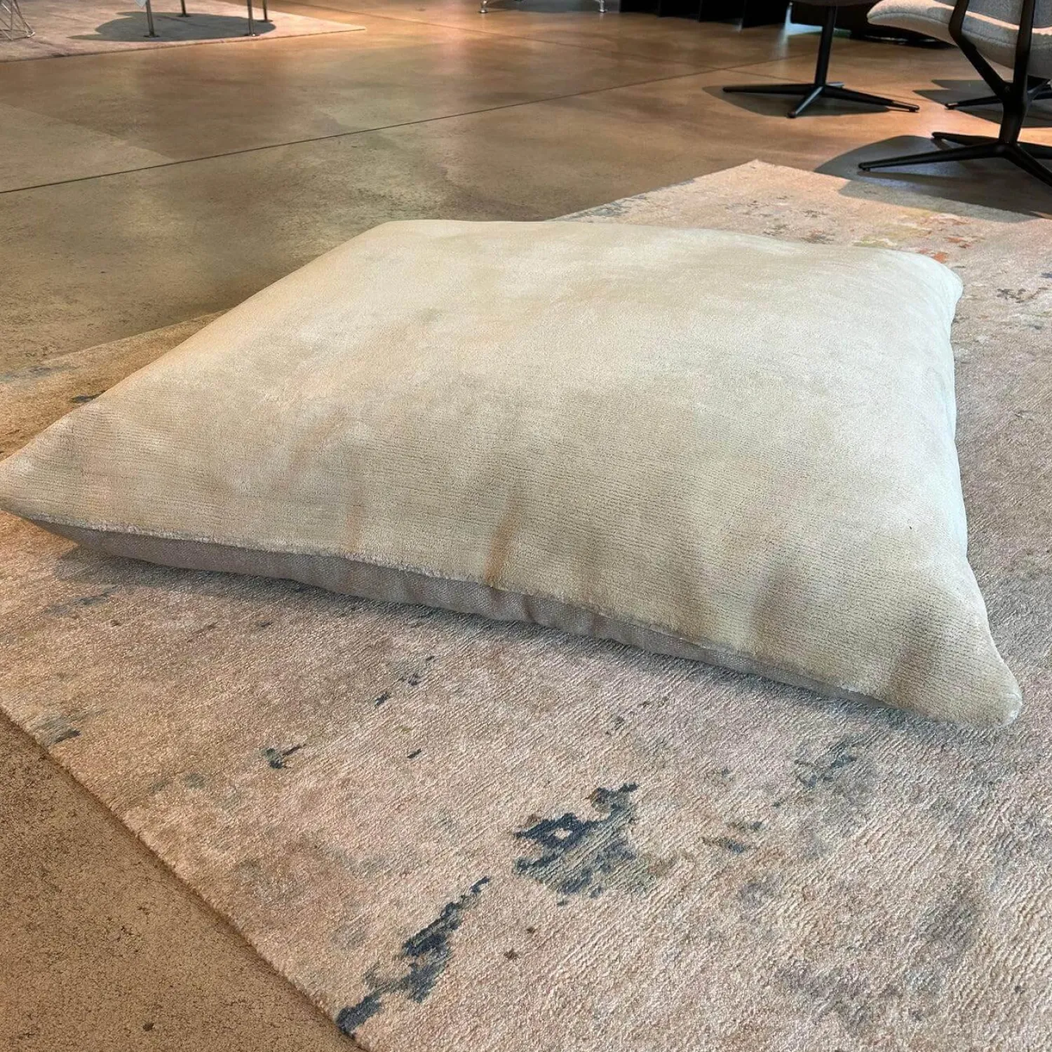 Walter Knoll Hocker & Sitzsäcke|Bodenkissen Badawi Prenaiti CA0212 Stoff Seide Grau Braun