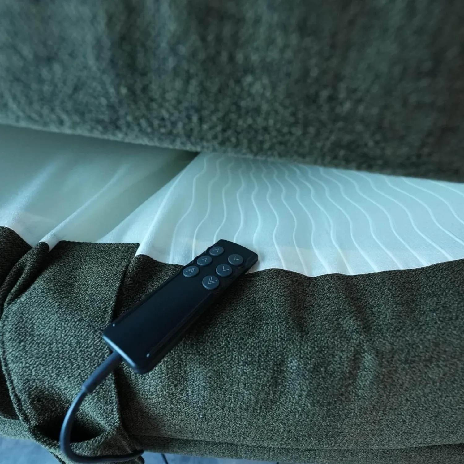 Femira Boxspringbetten|Boxspringbett Atlanta 0514238 Stoff 9153 Grün Kopfteil 3 Steppung Kachel Füße Schwarz Mit Fernbedienung Und Matratze