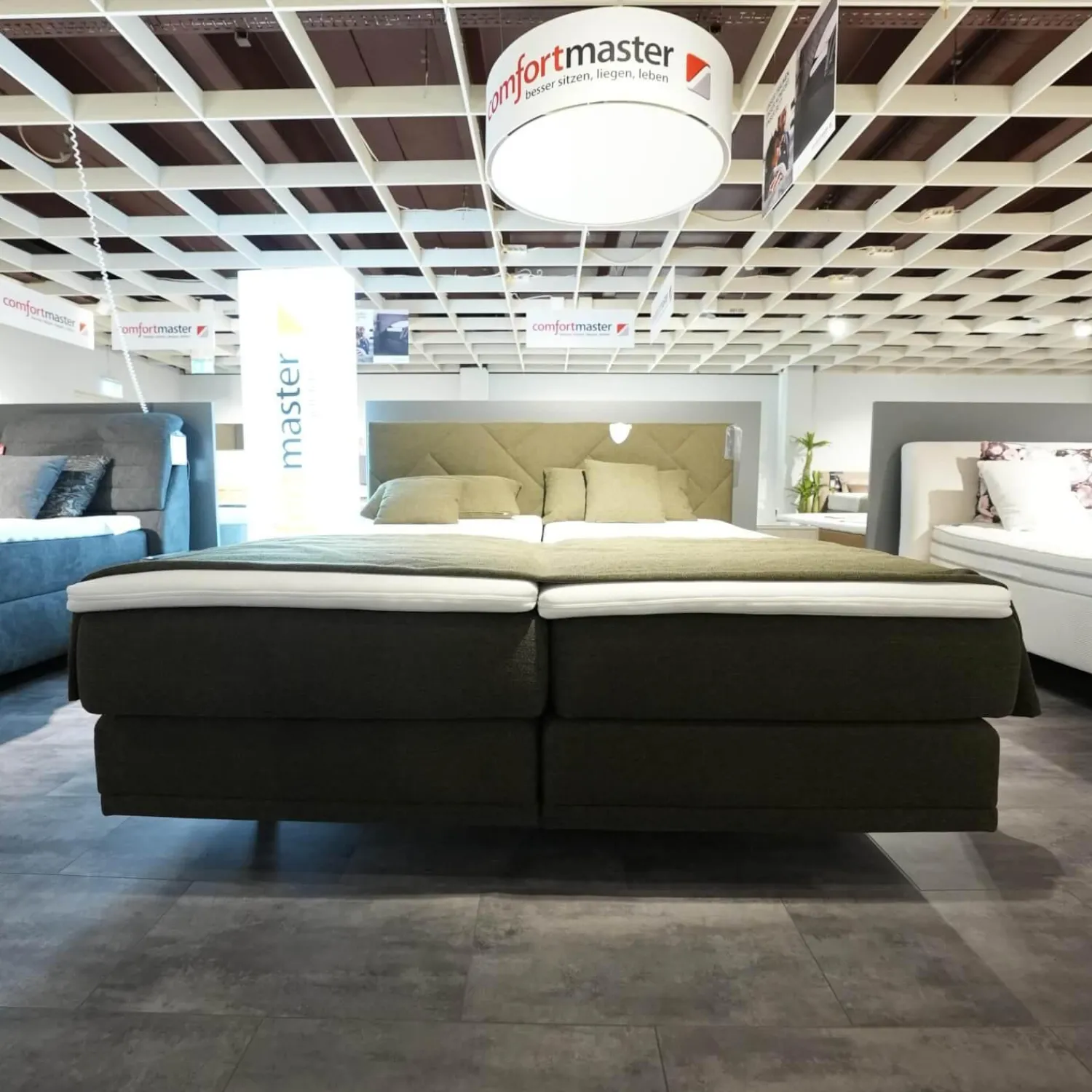 Femira Boxspringbetten|Boxspringbett Atlanta 0514238 Stoff 9153 Grün Kopfteil 3 Steppung Kachel Füße Schwarz Mit Fernbedienung Und Matratze