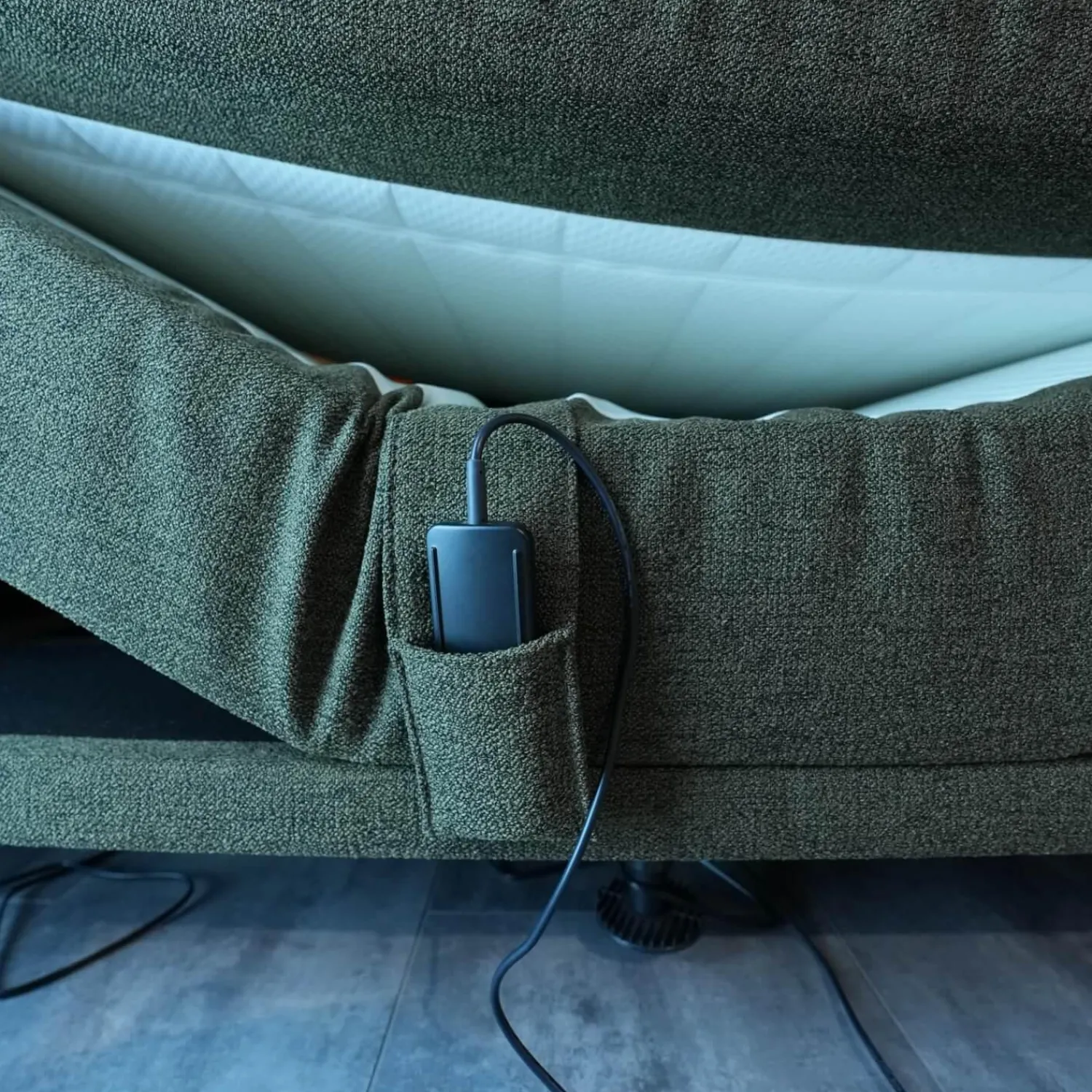 Femira Boxspringbetten|Boxspringbett Atlanta 0514238 Stoff 9153 Grün Kopfteil 3 Steppung Kachel Füße Schwarz Mit Fernbedienung Und Matratze