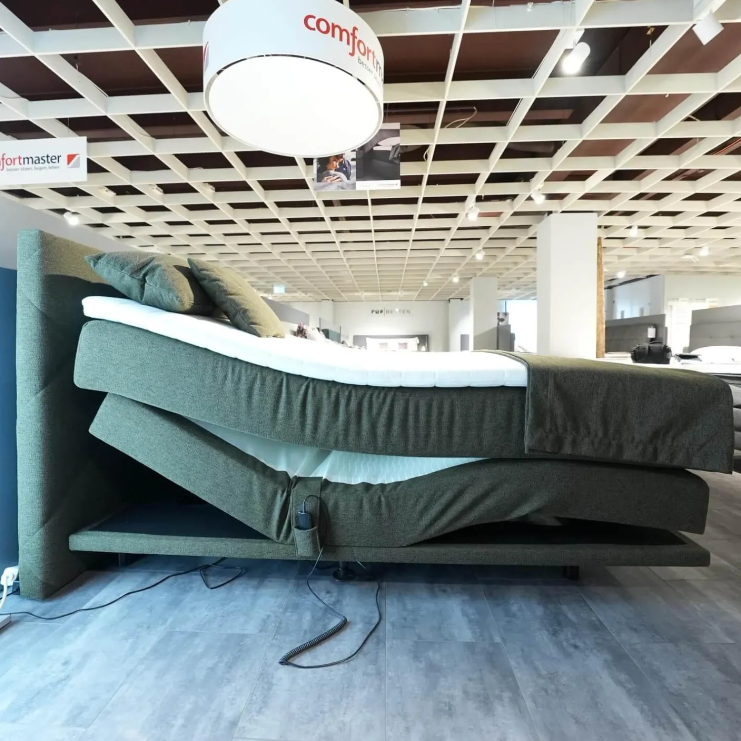 Femira Boxspringbetten|Boxspringbett Atlanta 0514238 Stoff 9153 Grün Kopfteil 3 Steppung Kachel Füße Schwarz Mit Fernbedienung Und Matratze