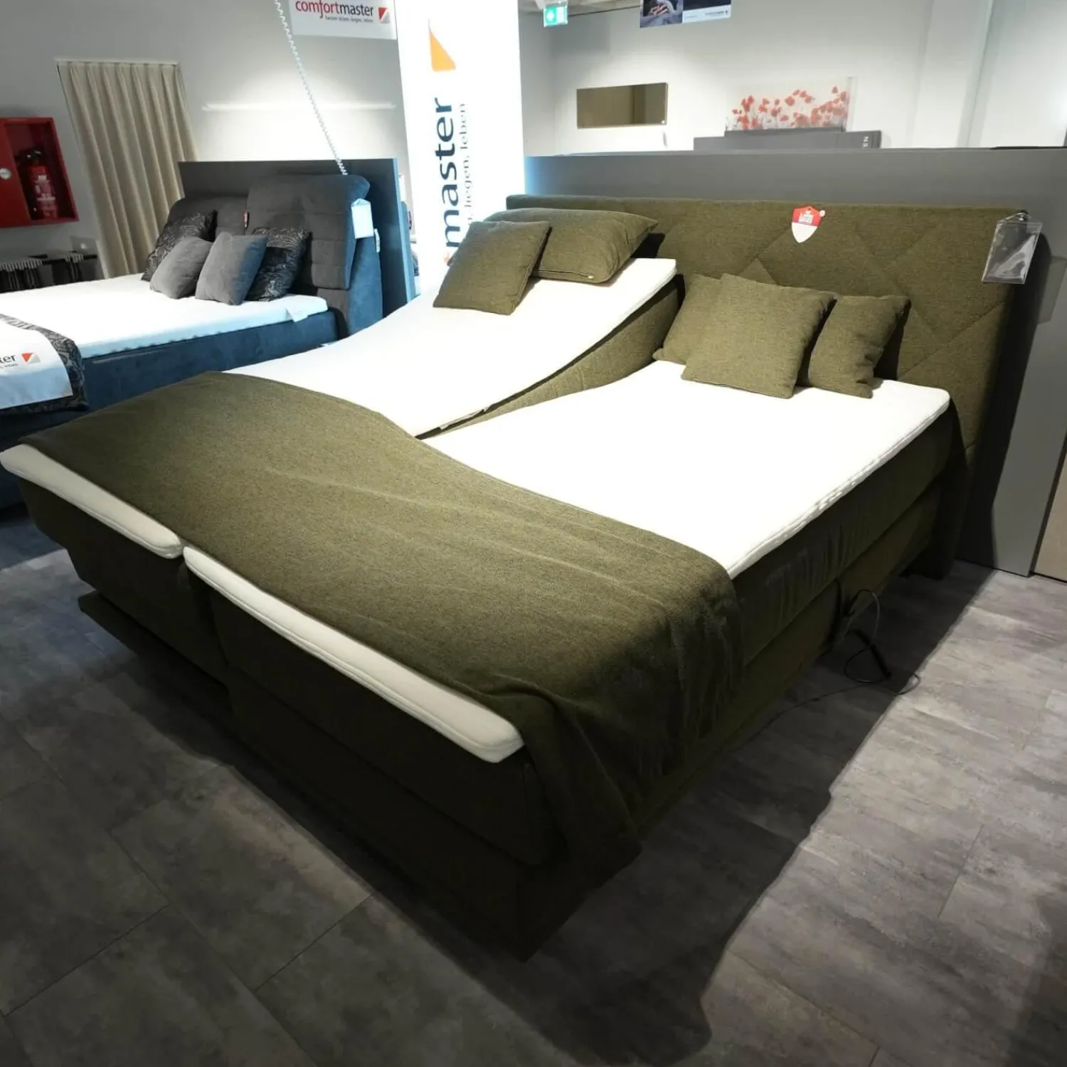 Femira Boxspringbetten|Boxspringbett Atlanta 0514238 Stoff 9153 Grün Kopfteil 3 Steppung Kachel Füße Schwarz Mit Fernbedienung Und Matratze