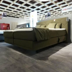 Femira Boxspringbetten|Boxspringbett Atlanta 0514238 Stoff 9153 Grün Kopfteil 3 Steppung Kachel Füße Schwarz Mit Fernbedienung Und Matratze