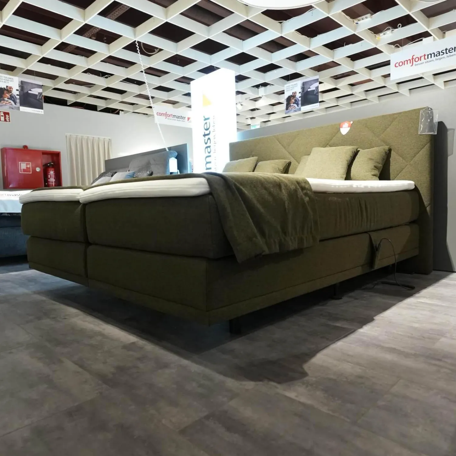 Femira Boxspringbetten|Boxspringbett Atlanta 0514238 Stoff 9153 Grün Kopfteil 3 Steppung Kachel Füße Schwarz Mit Fernbedienung Und Matratze