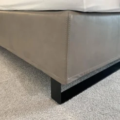 Möller Design Boxspringbetten|Boxspringbett Bohemian C Leder Acacia Grau mit Matratze Paisley P5