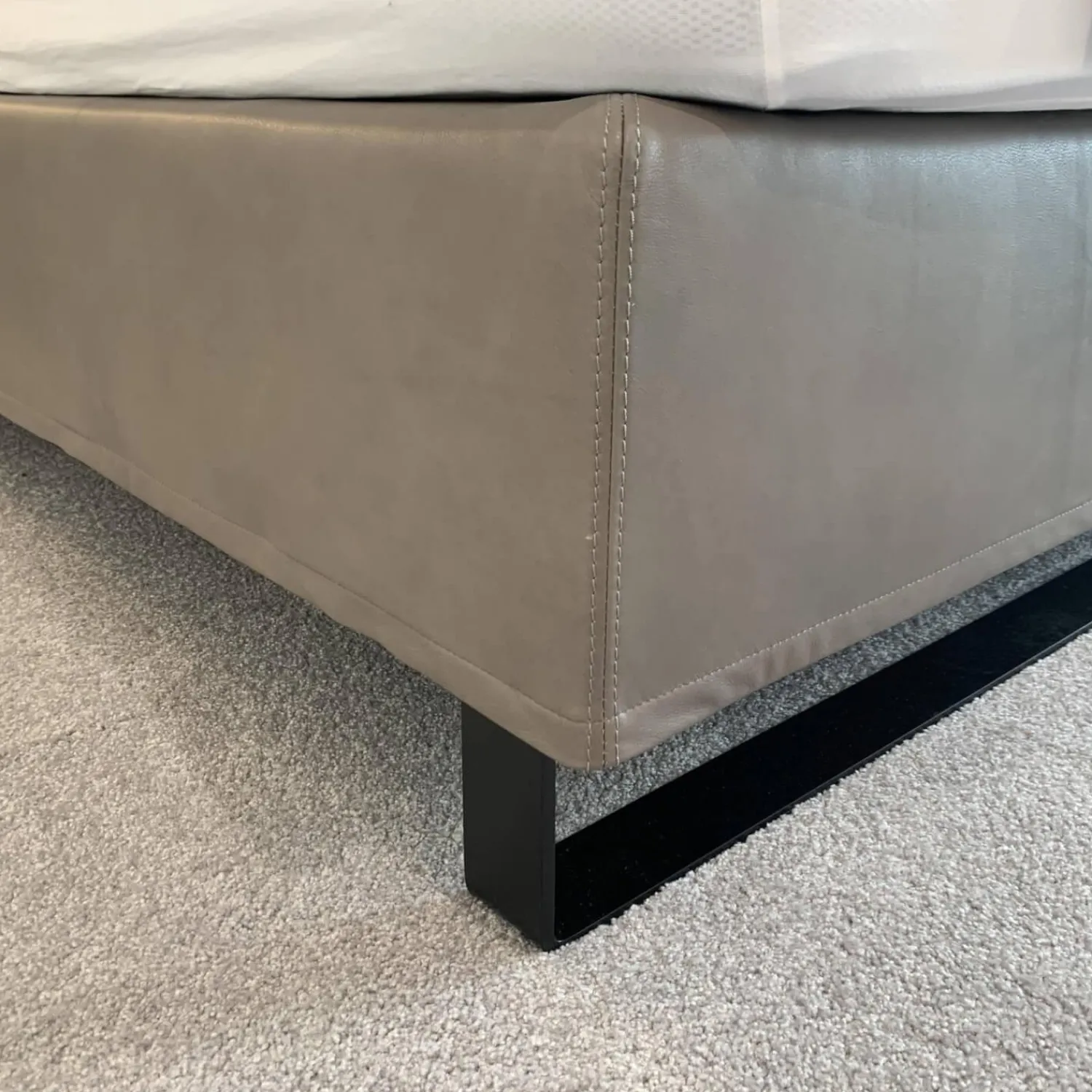 Möller Design Boxspringbetten|Boxspringbett Bohemian C Leder Acacia Grau mit Matratze Paisley P5