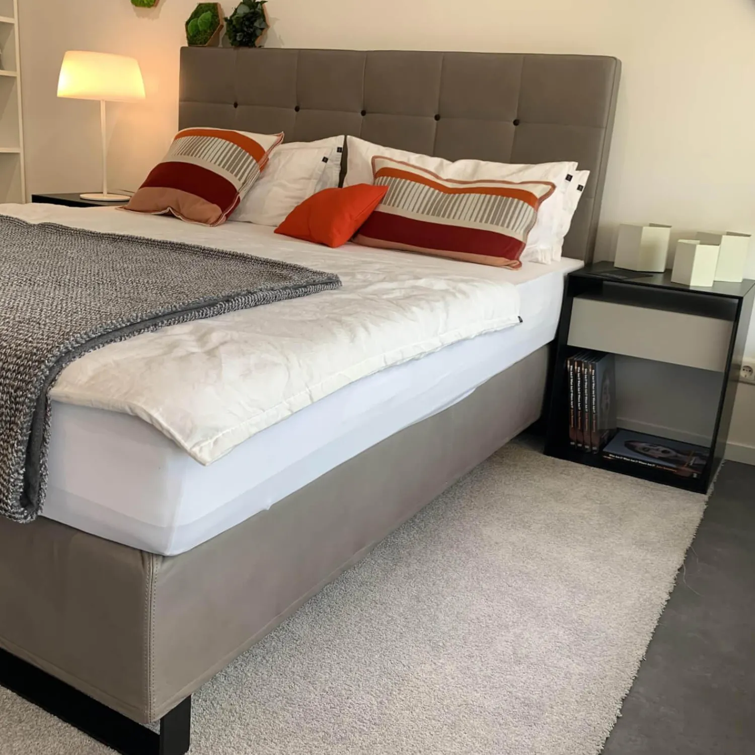 Möller Design Boxspringbetten|Boxspringbett Bohemian C Leder Acacia Grau mit Matratze Paisley P5