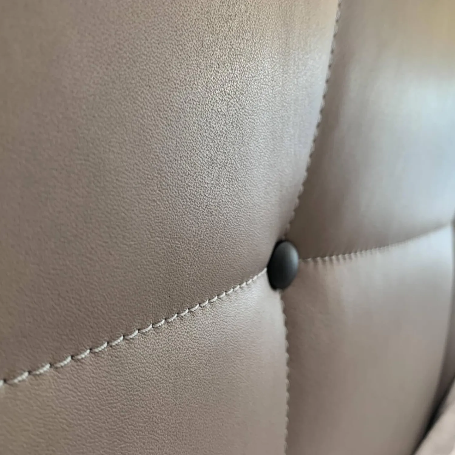 Möller Design Boxspringbetten|Boxspringbett Bohemian C Leder Acacia Grau mit Matratze Paisley P5