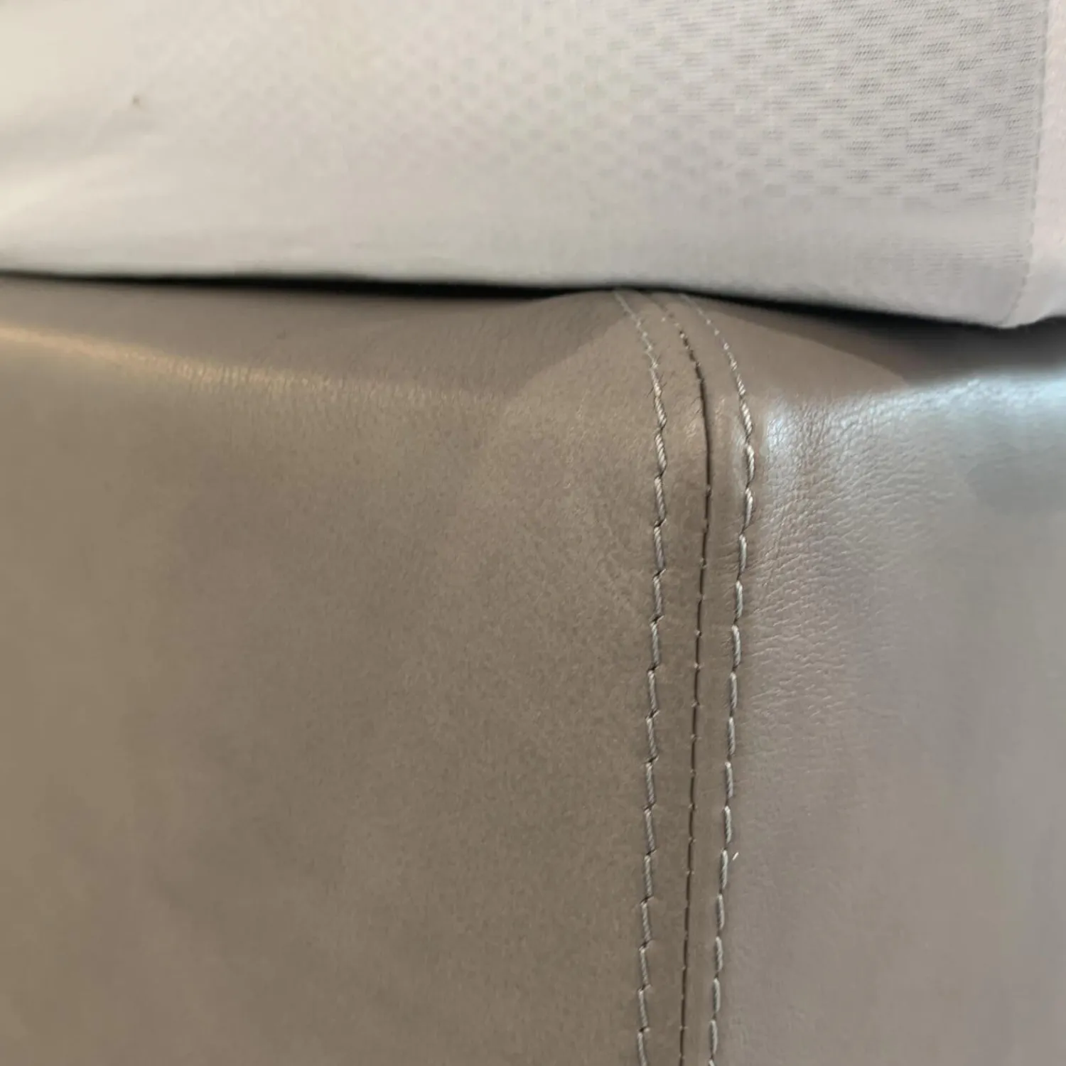 Möller Design Boxspringbetten|Boxspringbett Bohemian C Leder Acacia Grau mit Matratze Paisley P5