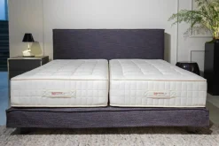 Treca Interiors Boxspringbetten|Boxspringbett Fine Stoff Passion Blau Füße Cube Wenge mit 2 Obermatratzen