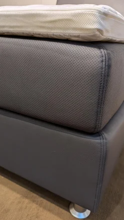 Oschmann Boxspringbetten|Boxspringbett Royal Kunstleder 630400 Santiago Anthrazit Matratzenbezug Gelocht Füße Alufarbig Mit Matratze Und Topper