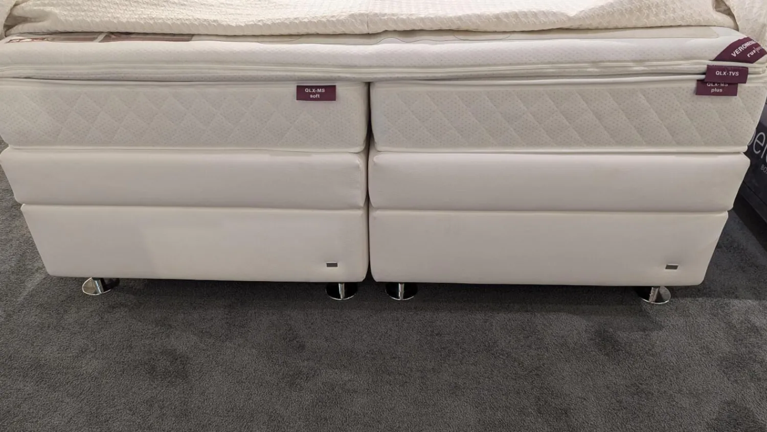 RUF Betten Boxspringbetten|Boxspringbett Veronesse Stoff 6150 Weiß Und 8460 8440 Grau Weiß Füße Chrom Inklusive Matratzen Und Topper Mit Plaid Und 4 Kissen
