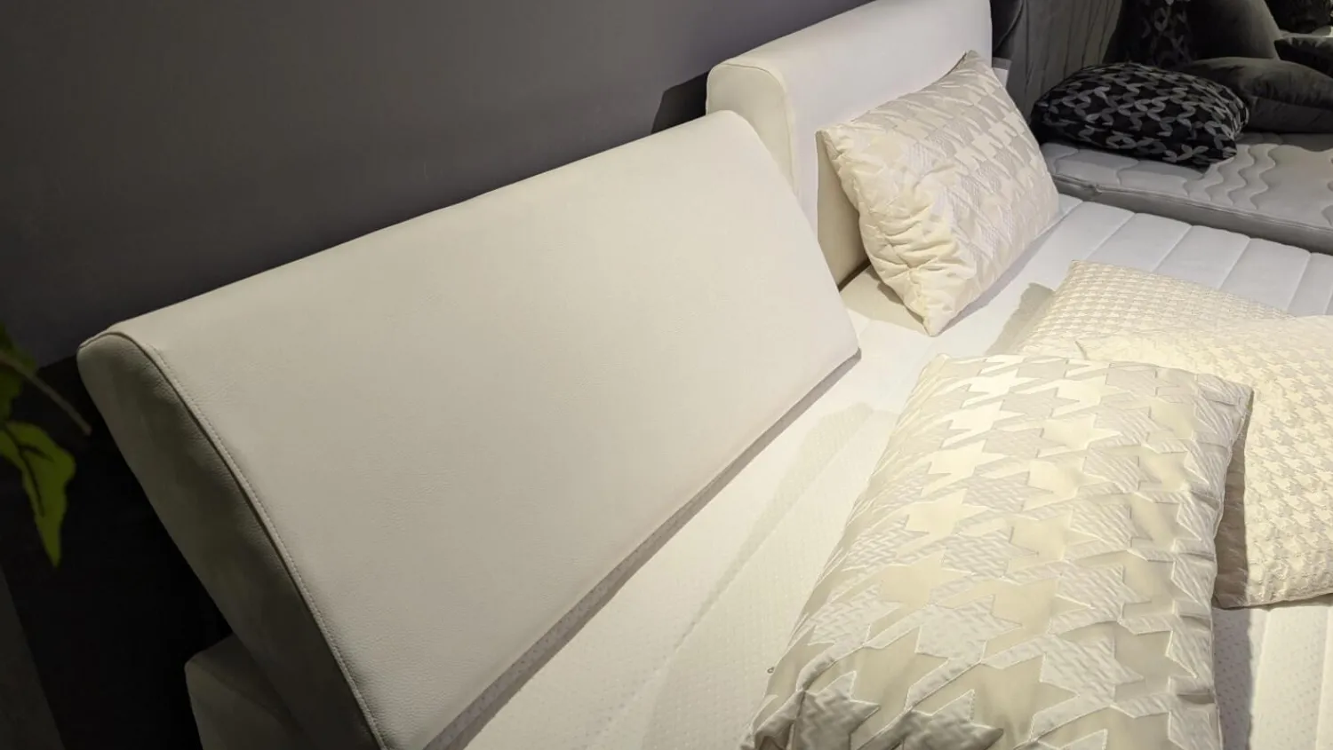 RUF Betten Boxspringbetten|Boxspringbett Veronesse Stoff 6150 Weiß Und 8460 8440 Grau Weiß Füße Chrom Inklusive Matratzen Und Topper Mit Plaid Und 4 Kissen