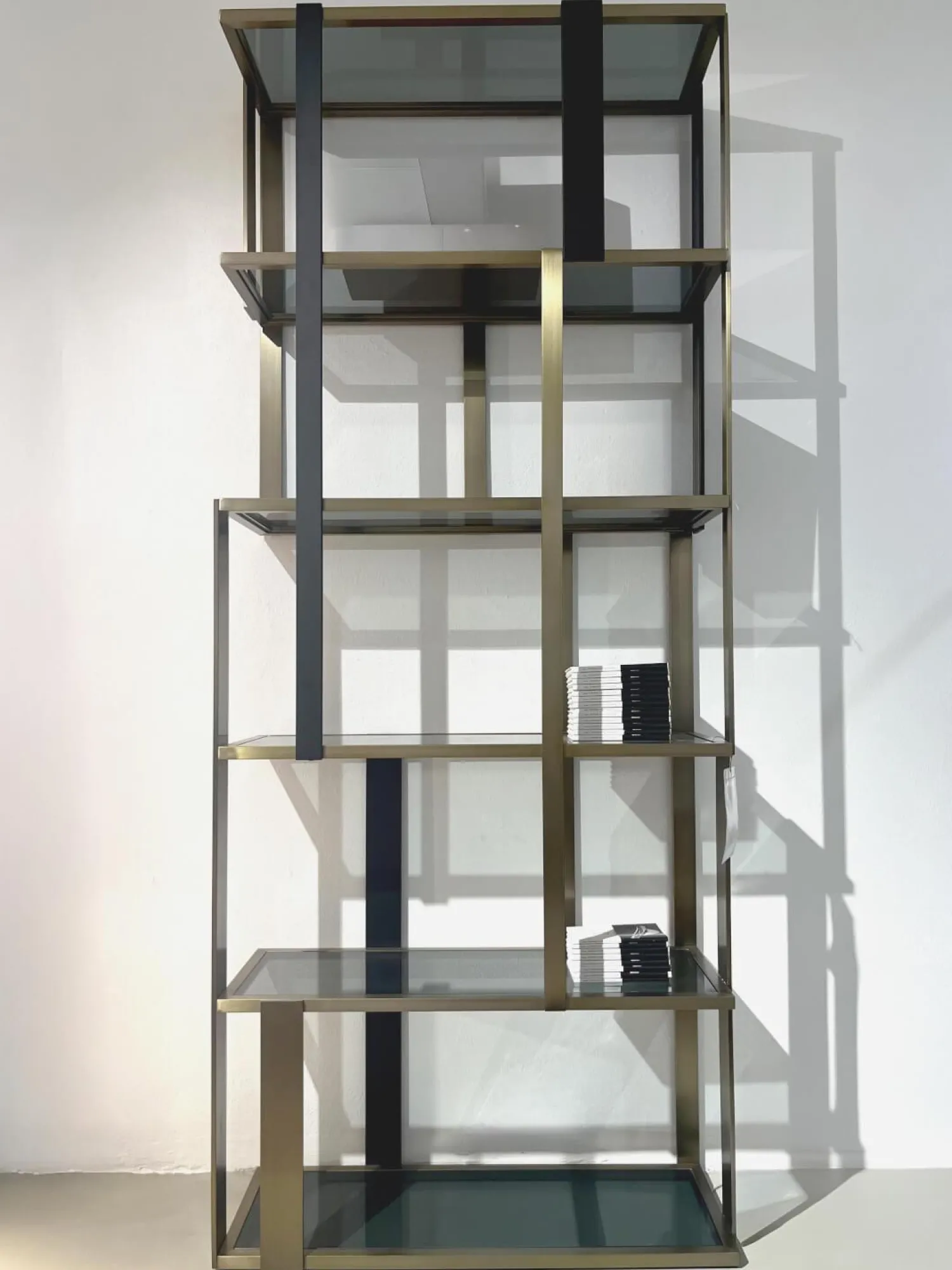 Eichholtz Vitrinen & Highboards|Cabinet Clio Regal Messing Gebürstet Schwazes Finish Glas Smoke Grau