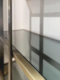 Eichholtz Vitrinen & Highboards|Cabinet Clio Regal Messing Gebürstet Schwazes Finish Glas Smoke Grau