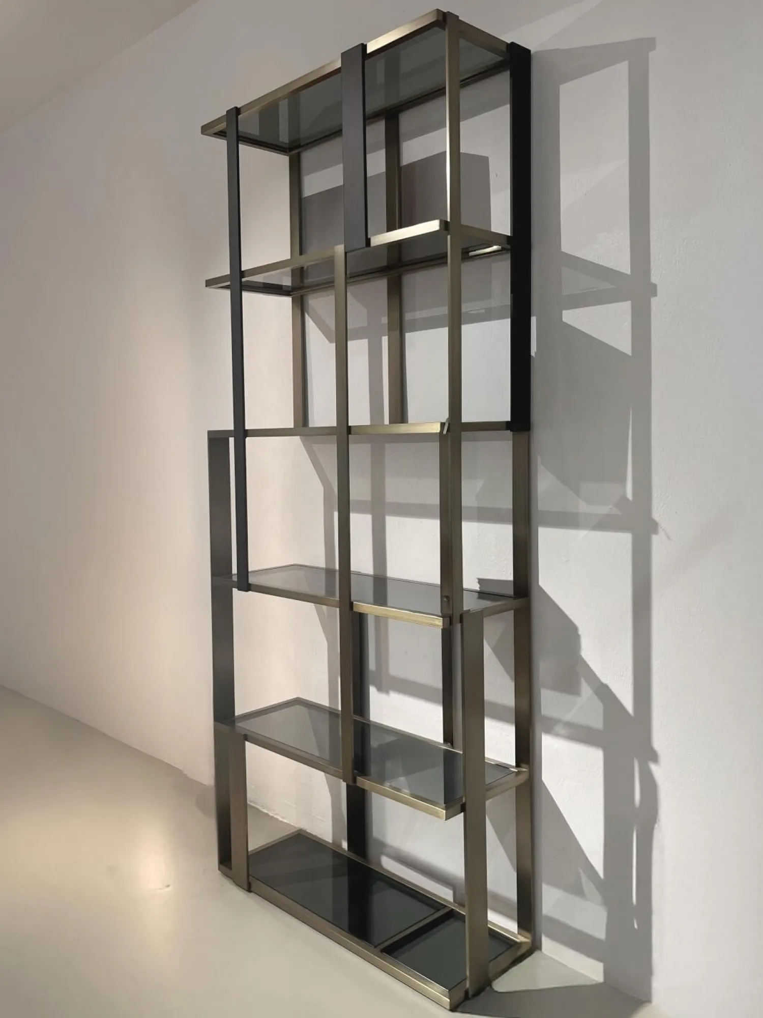 Eichholtz Vitrinen & Highboards|Cabinet Clio Regal Messing Gebürstet Schwazes Finish Glas Smoke Grau