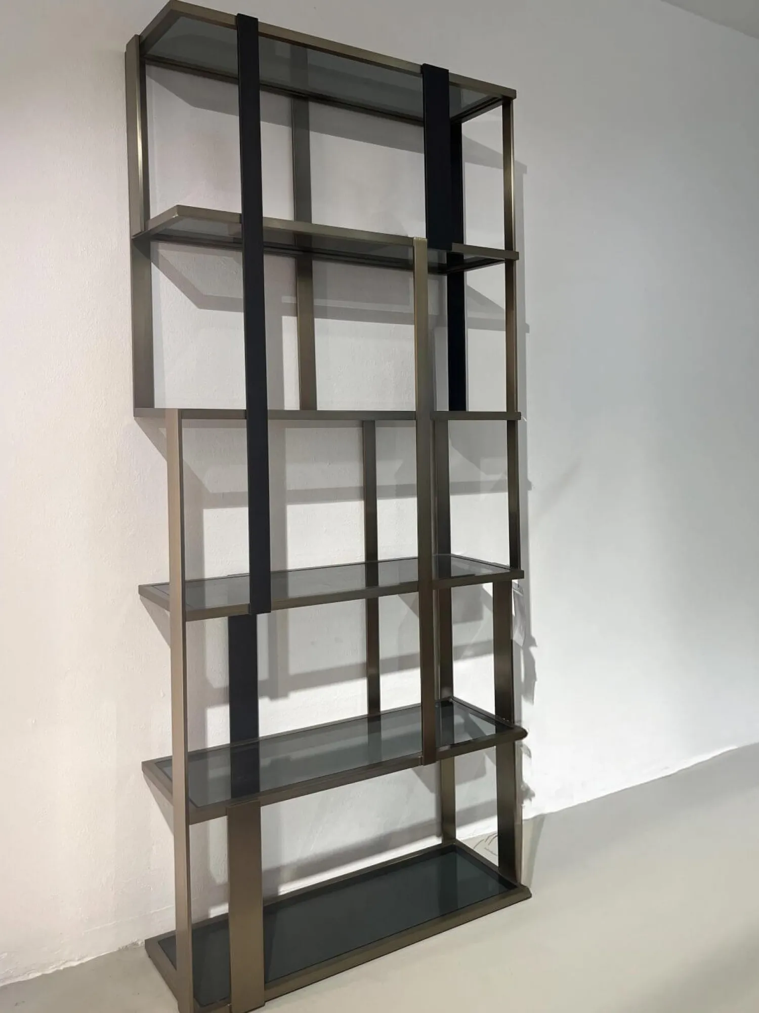 Eichholtz Vitrinen & Highboards|Cabinet Clio Regal Messing Gebürstet Schwazes Finish Glas Smoke Grau