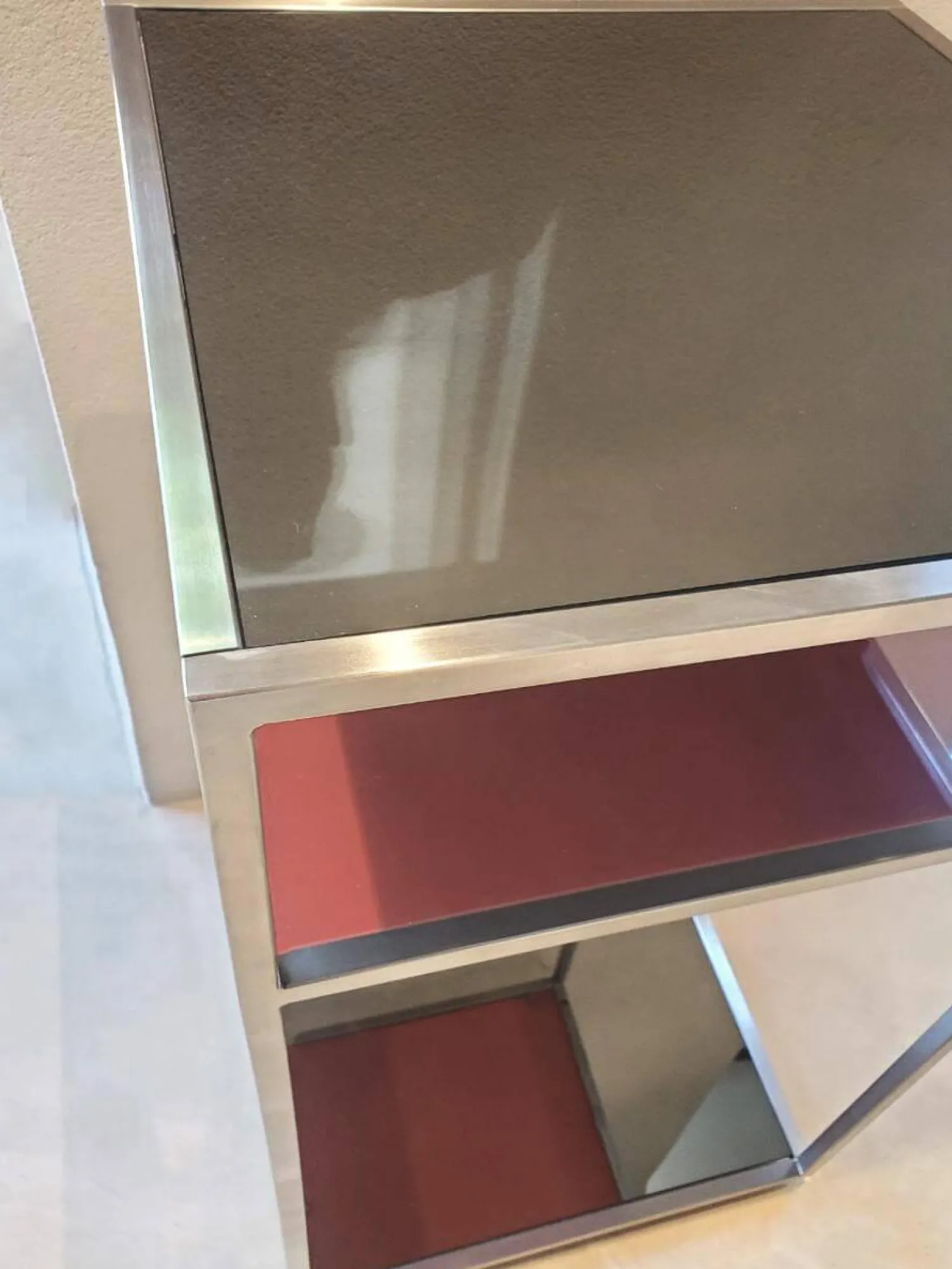 Christine Kröncke Konsolen|Cameo Konsole Parsolglas Hinterlackiert Rot Schwarz Gestell Edelstahl Matt