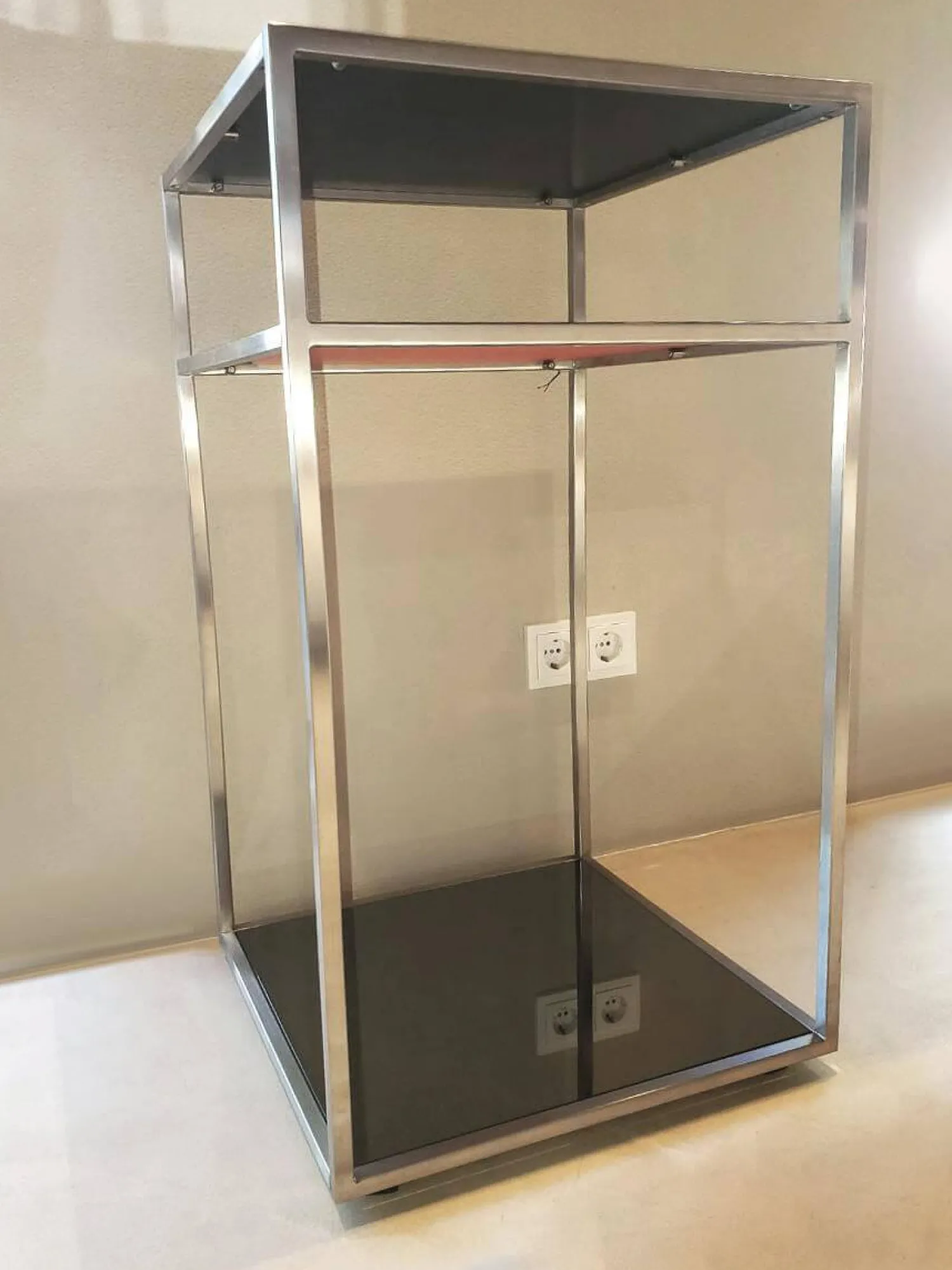 Christine Kröncke Konsolen|Cameo Konsole Parsolglas Hinterlackiert Rot Schwarz Gestell Edelstahl Matt