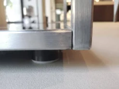 Christine Kröncke Konsolen|Cameo Konsole Parsolglas Hinterlackiert Rot Schwarz Gestell Edelstahl Matt