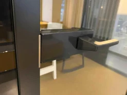 Carpet Concept Essgruppen|CAS-Room Think Tank mit Elektrifizierung 1 Tisch Weiß 4 Stühle Vitra Tip Ton