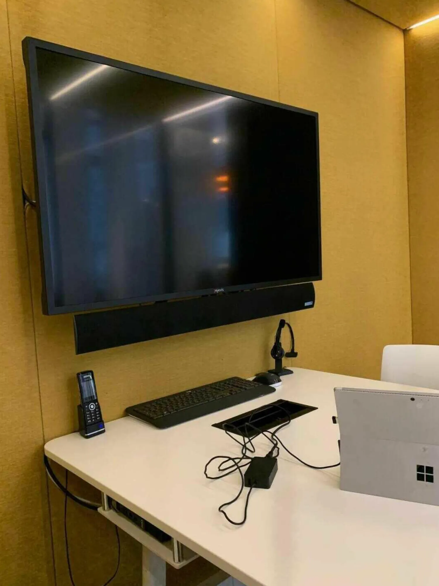 Carpet Concept Essgruppen|CAS-Room Think Tank mit Elektrifizierung 1 Tisch Weiß 4 Stühle Vitra Tip Ton