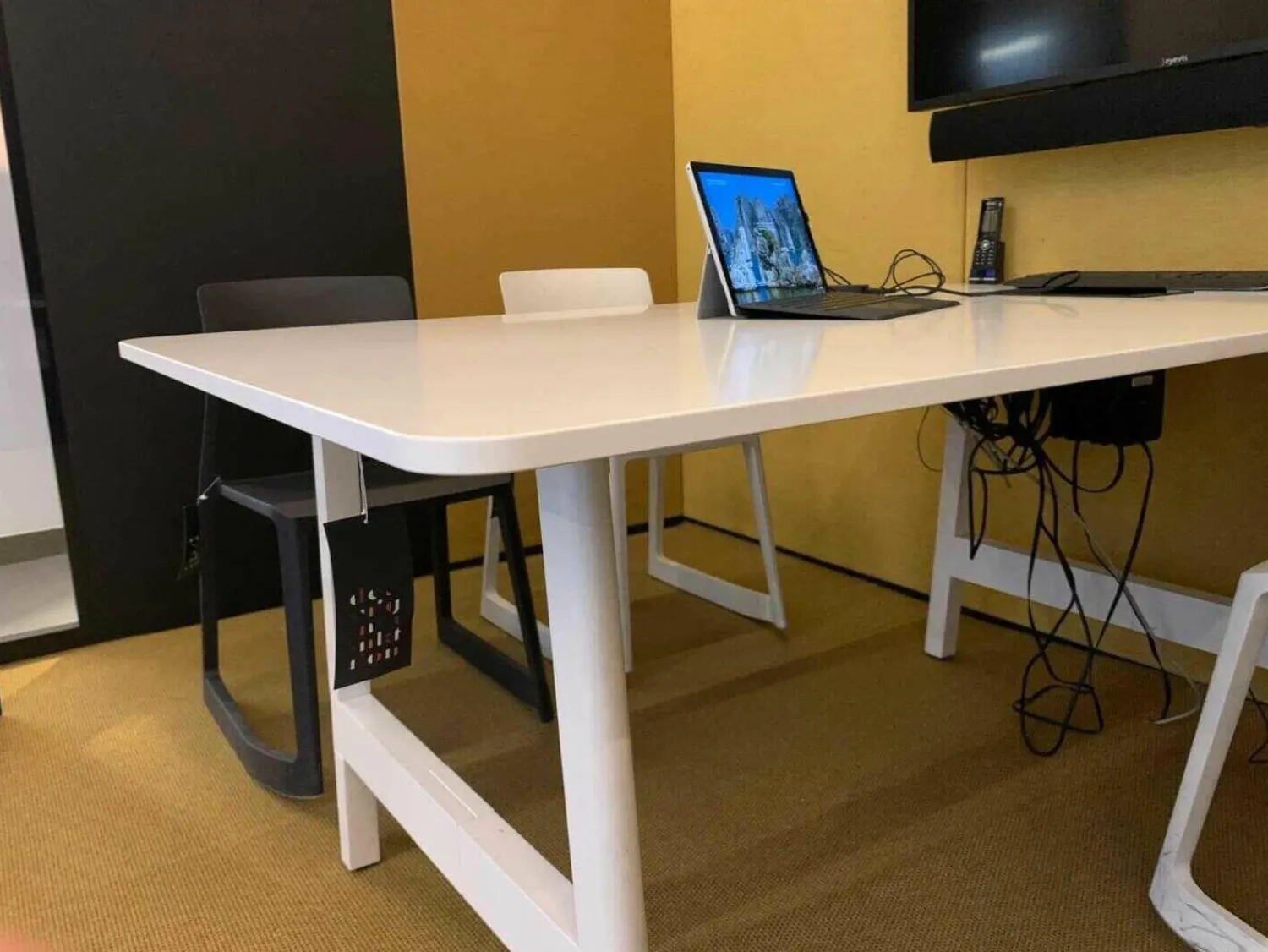 Carpet Concept Essgruppen|CAS-Room Think Tank mit Elektrifizierung 1 Tisch Weiß 4 Stühle Vitra Tip Ton