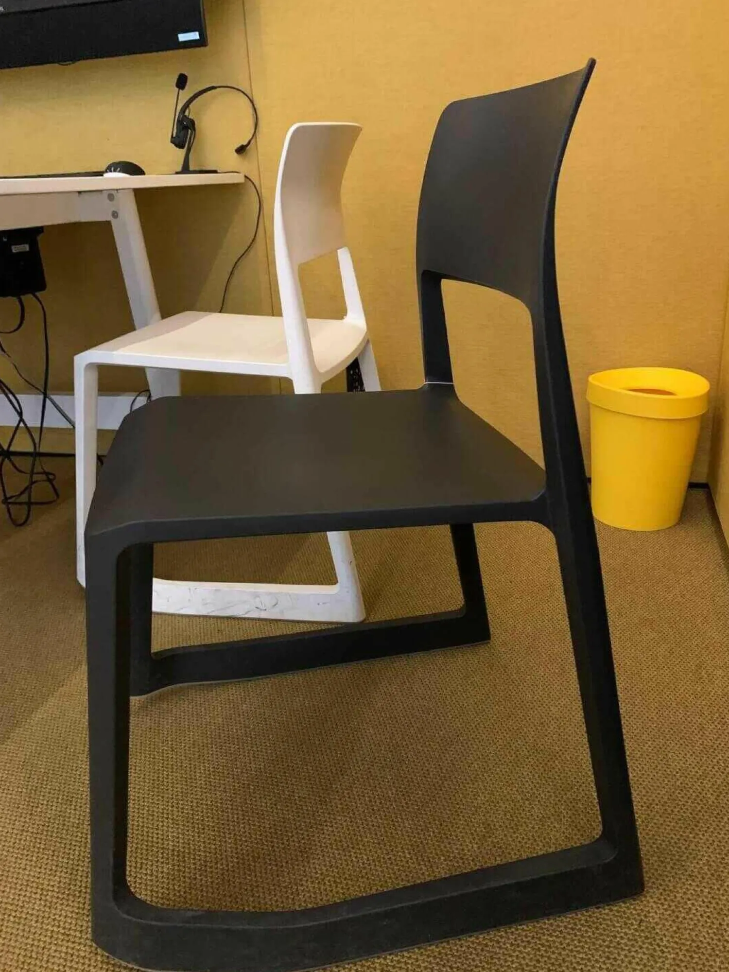 Carpet Concept Essgruppen|CAS-Room Think Tank mit Elektrifizierung 1 Tisch Weiß 4 Stühle Vitra Tip Ton