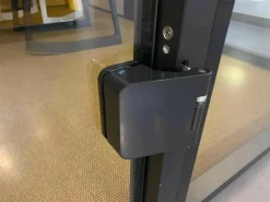 Carpet Concept Essgruppen|CAS-Room Think Tank mit Elektrifizierung 1 Tisch Weiß 4 Stühle Vitra Tip Ton