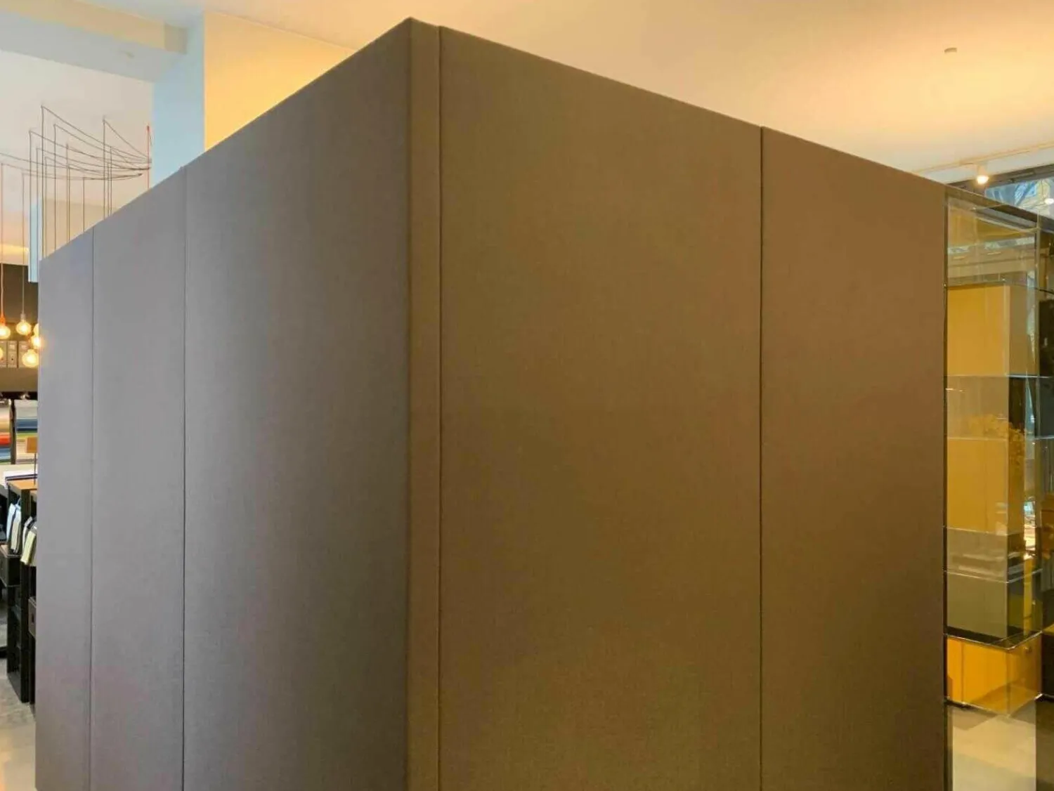 Carpet Concept Essgruppen|CAS-Room Think Tank mit Elektrifizierung 1 Tisch Weiß 4 Stühle Vitra Tip Ton