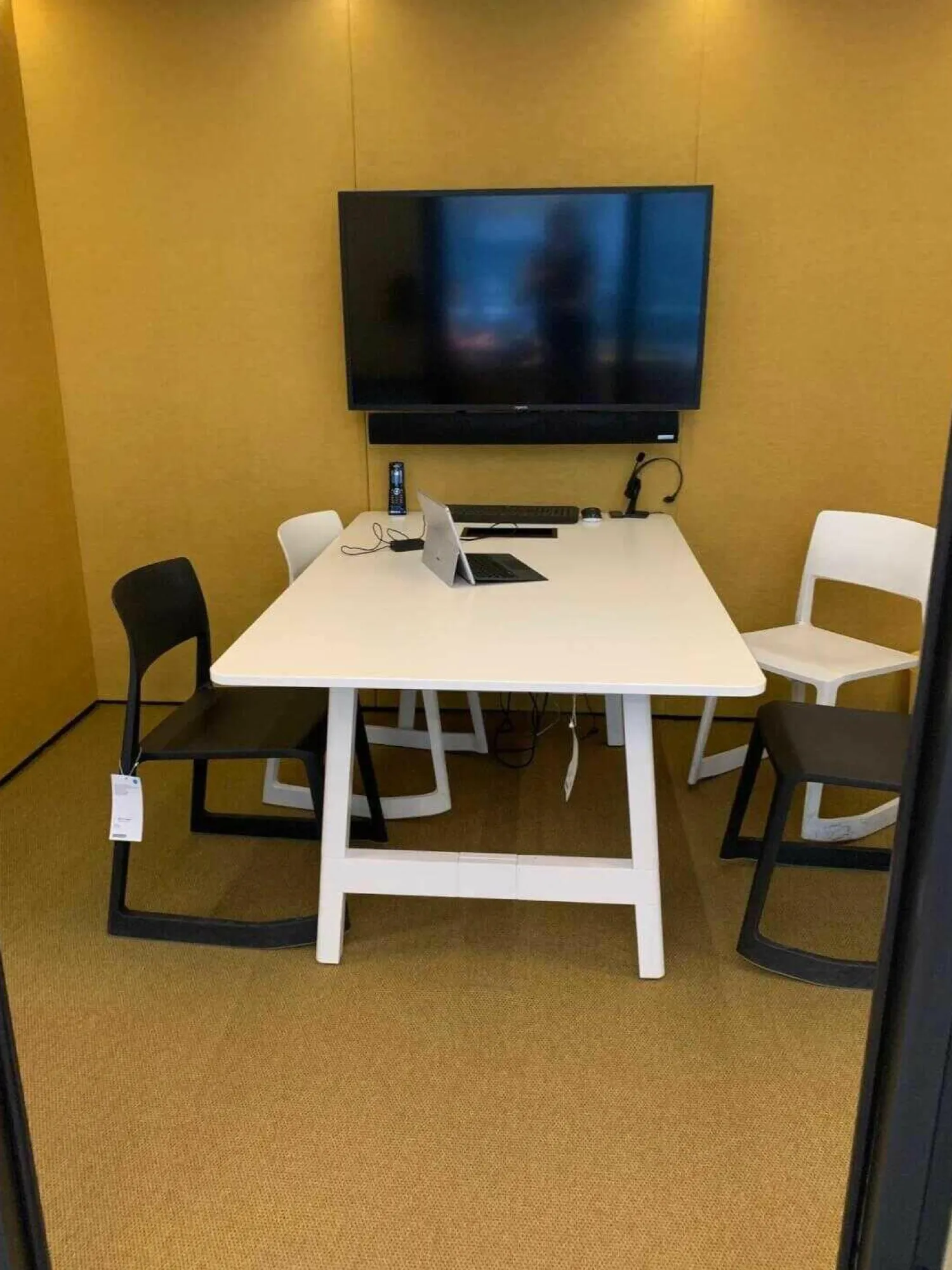 Carpet Concept Essgruppen|CAS-Room Think Tank mit Elektrifizierung 1 Tisch Weiß 4 Stühle Vitra Tip Ton