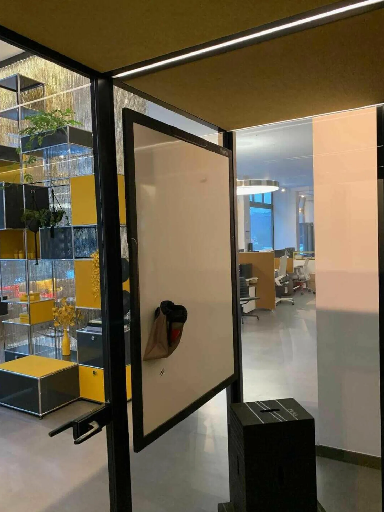 Carpet Concept Essgruppen|CAS-Room Think Tank mit Elektrifizierung 1 Tisch Weiß 4 Stühle Vitra Tip Ton