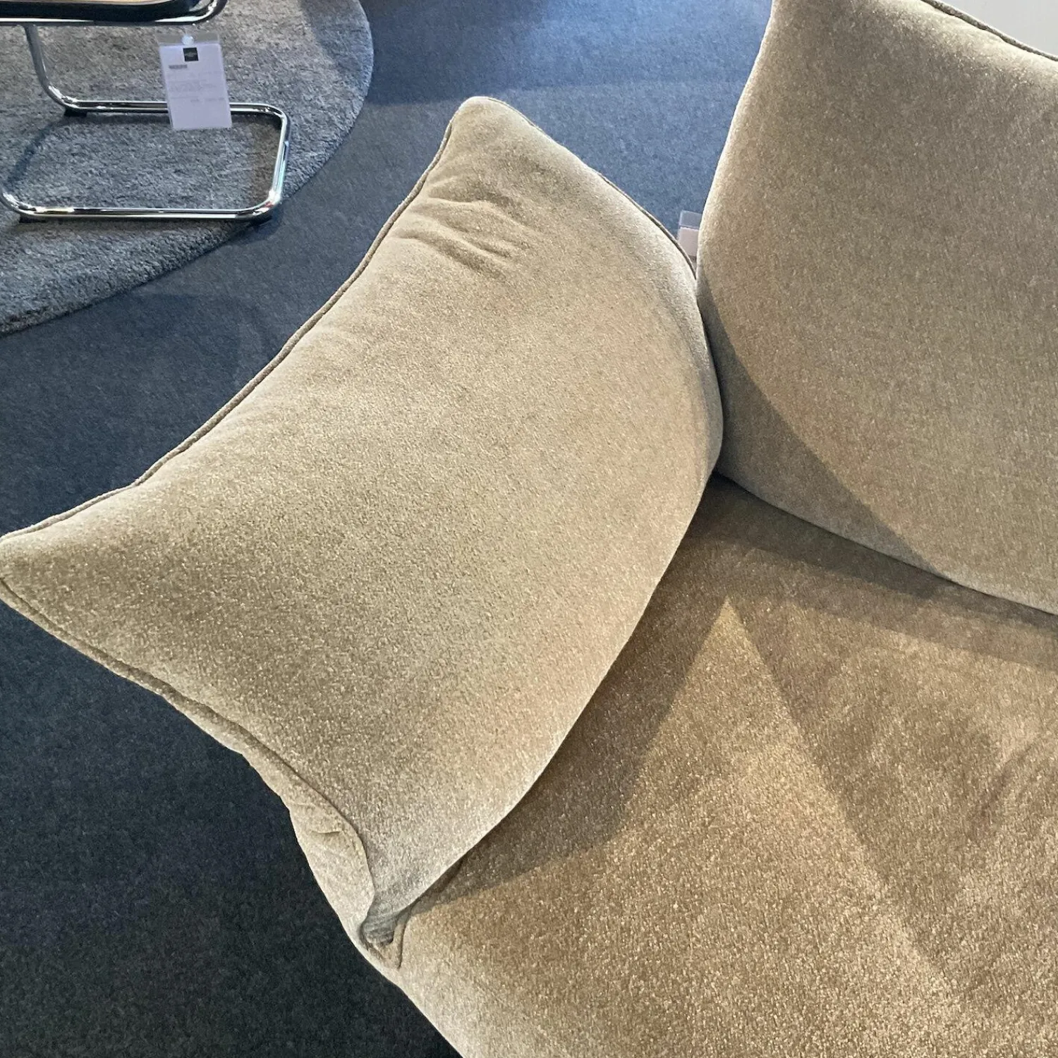 Edra Daybeds & Recamieren|Chaiselongue Standalto Stoff T8575-33 Creme Füße Paladium Metall