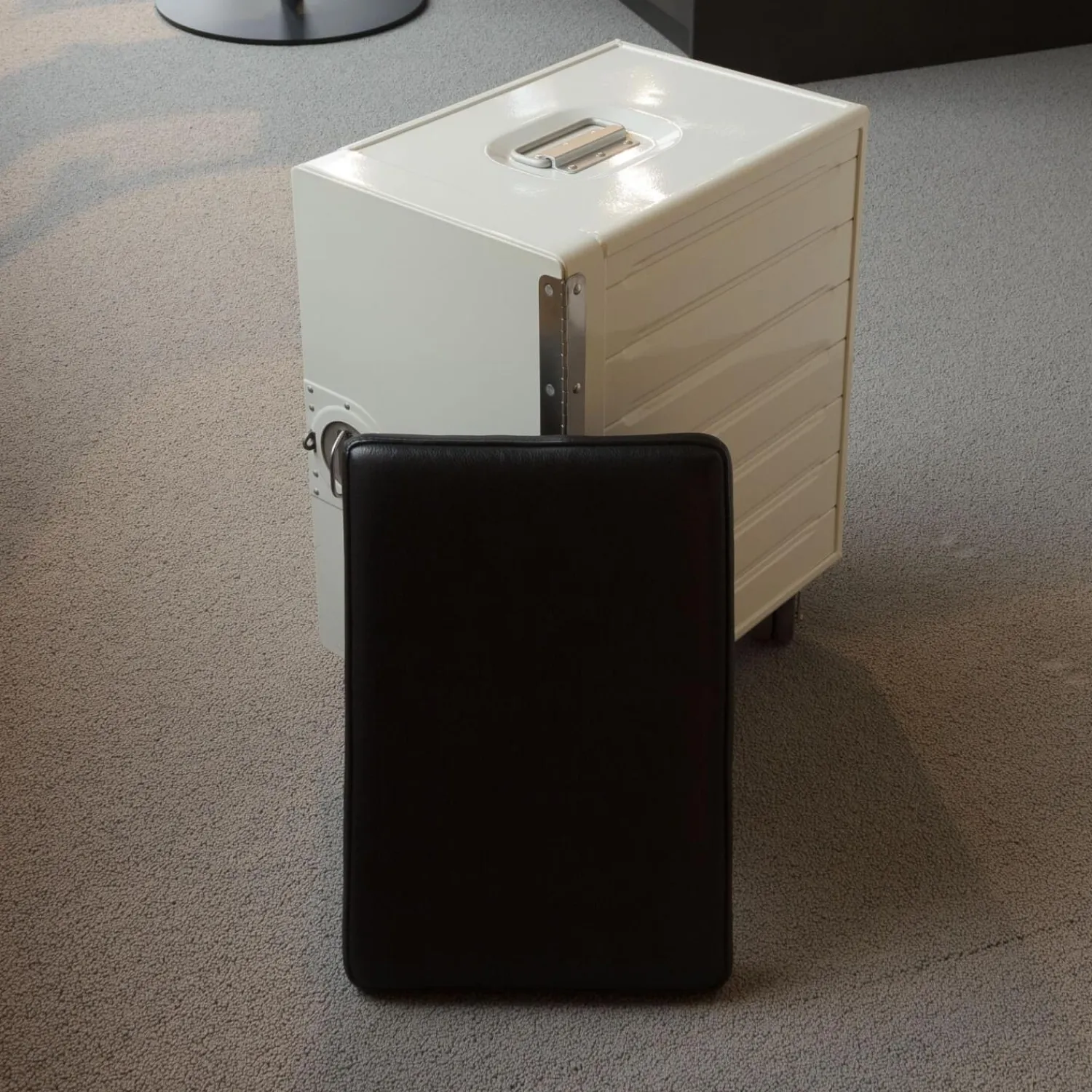 Bordbar Regale & Container|Container Box White Mit Leder Sitzkissen