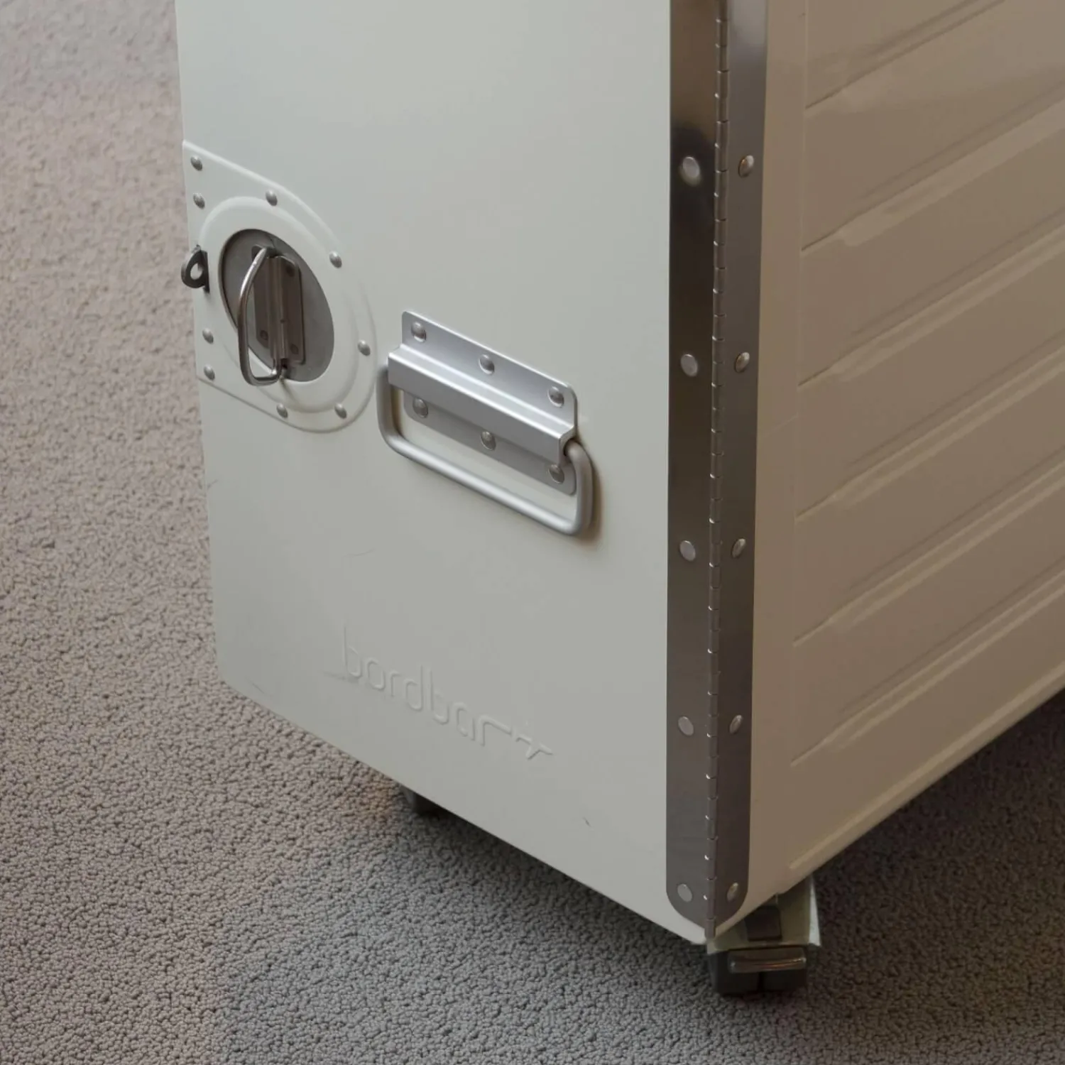 Bordbar Regale & Container|Container Box White Mit Leder Sitzkissen