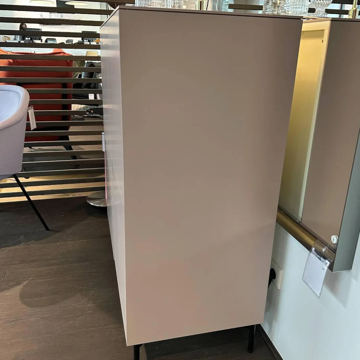 form1 Vitrinen & Highboards|Container Connect Lack Außen Rosé Rosa Grau Innen Snow Weiß Mit Schwarzen Eckfüßen